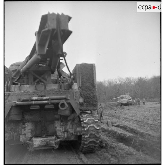 Engin de tractage et de dépannage employé pour récupérer un char allemand Panzer V Panther endommagé par les combats. [description provisoire]
