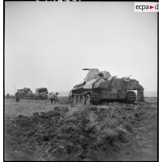 Char Panzer V Panther endommagé et récupéré par la 1re DB (Division blindée) après des combats dans la forêt de la Hardt (Haut-Rhin). [description provisoire]