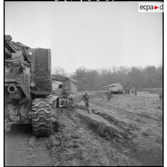 Char Panzer V Panther endommagé et récupéré par la 1re DB (Division blindée) après des combats dans la forêt de la Hardt (Haut-Rhin). [description provisoire]
