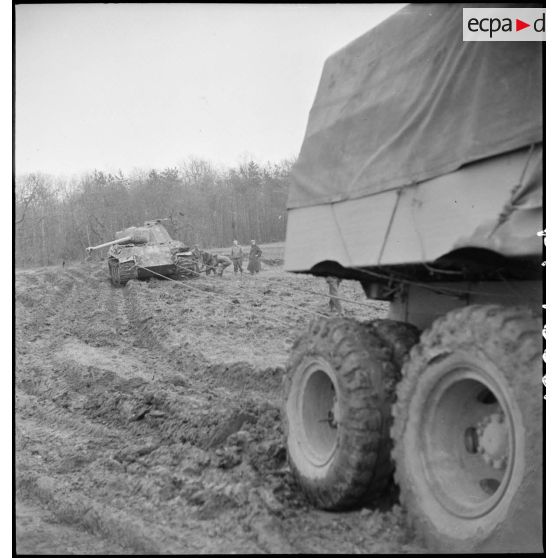 Char Panzer V Panther endommagé et récupéré par la 1re DB (Division blindée) après des combats dans la forêt de la Hardt (Haut-Rhin). [description provisoire]