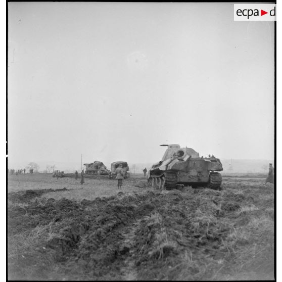 Char Panzer V Panther endommagé et récupéré par la 1re DB (Division blindée) après des combats dans la forêt de la Hardt (Haut-Rhin). [description provisoire]