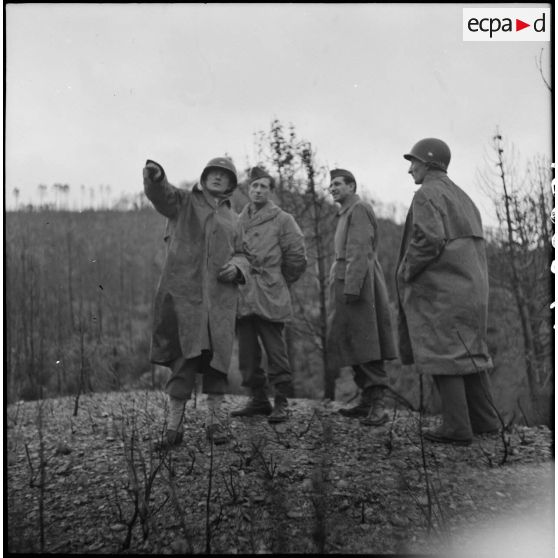 Inspection d'un poste de mitrailleuse sur le front de la 1re armée française dans le Haut-Rhin. [description provisoire]