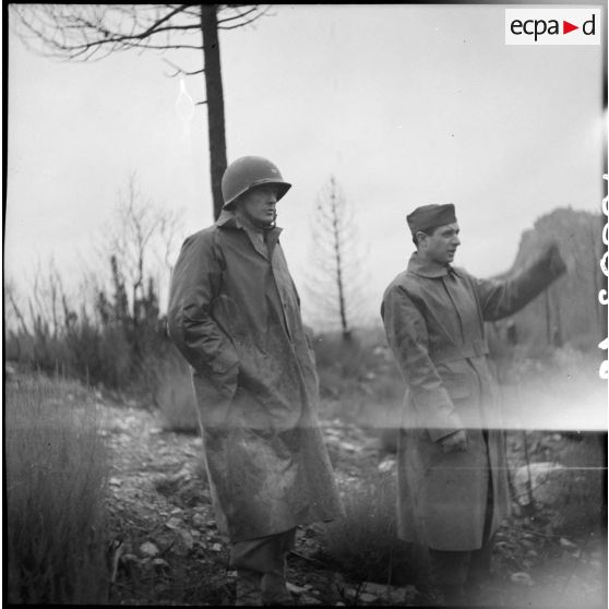 Inspection d'un poste de mitrailleuse sur le front de la 1re armée française dans le Haut-Rhin. [description provisoire]