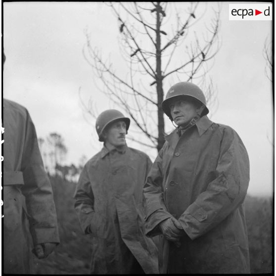 Inspection d'un poste de mitrailleuse sur le front de la 1re armée française dans le Haut-Rhin. [description provisoire]