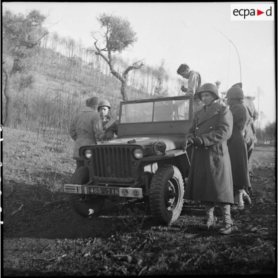 Inspection d'un poste de mitrailleuse sur le front de la 1re armée française dans le Haut-Rhin. [description provisoire]