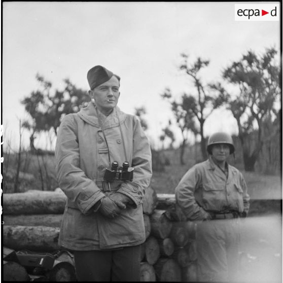Inspection d'un poste de mitrailleuse sur le front de la 1re armée française dans le Haut-Rhin. [description provisoire]
