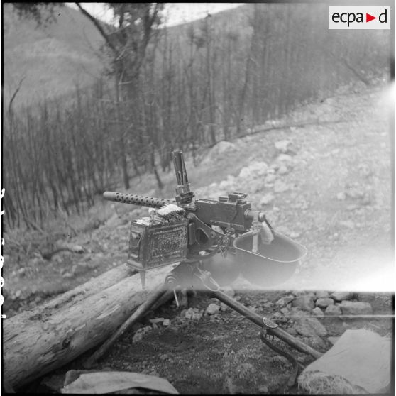 Mitrailleuse Browning M1919 calibre 30 en place sur le front de la 1re armée dans le Haut-Rhin. [description provisoire]