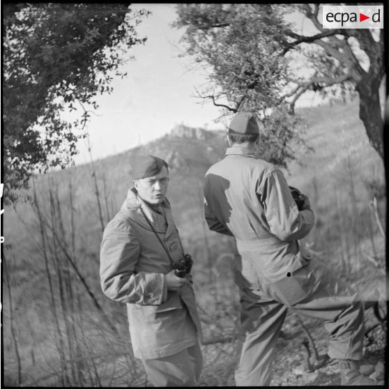 Inspection d'un poste de mitrailleuse sur le front de la 1re armée française dans le Haut-Rhin. [description provisoire]