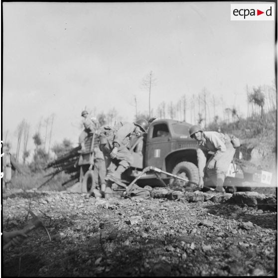 Soldats autour d'un poste de tir sur le front de la 1re armée dans le Haut-Rhin. [description provisoire]