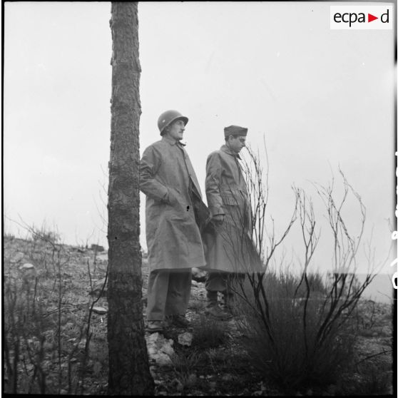 Inspection d'un poste de mitrailleuse sur le front de la 1re armée française dans le Haut-Rhin. [description provisoire]