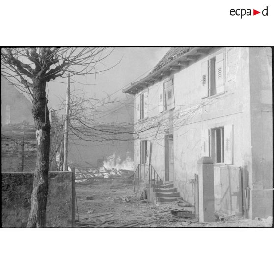 Destructions dans la ville de Rhinau (Bas-Rhin), bombardée par des tirs de mortier allemand le 27 décembre 1944. [description provisoire]