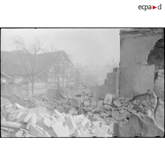 Destructions dans la ville de Rhinau (Bas-Rhin), bombardée par des tirs de mortier allemand le 27 décembre 1944. [description provisoire]