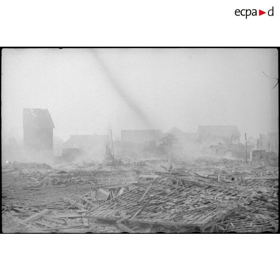 Destructions dans la ville de Rhinau (Bas-Rhin), bombardée par des tirs de mortier allemand le 27 décembre 1944. [description provisoire]