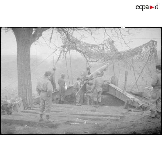 Des artilleurs français servent un canon de 155 mm ur le front de Sélestat (Bas-Rhin). [description provisoire]