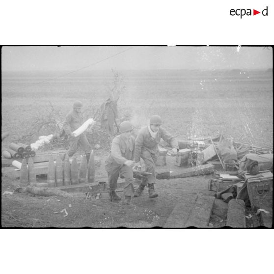 Des artilleurs français servent un canon de 155 mm sur le front de Sélestat (Bas-Rhin). [description provisoire]