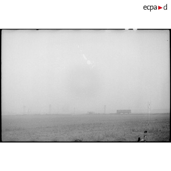 Au loin, des positions d'artillerie de canon de 155 mm sur le front de Sélestat (Bas-Rhin). [description provisoire]