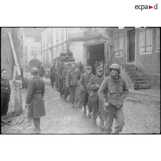 Colonne de prisonniers de guerre allemands dans Riquewhir (Haut-Rhin). [description provisoire]