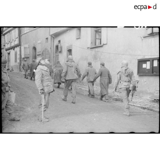 Colonne de prisonniers de guerre allemands dans Riquewhir (Haut-Rhin). [description provisoire]
