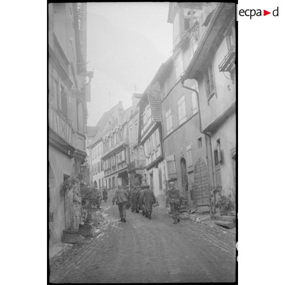 Colonne de prisonniers de guerre allemands dans Riquewhir (Haut-Rhin). [description provisoire]