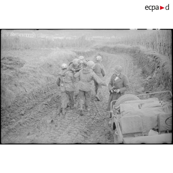 Evacuation d'un blessé près de Riquewhir (Haut-Rhin). [description provisoire]