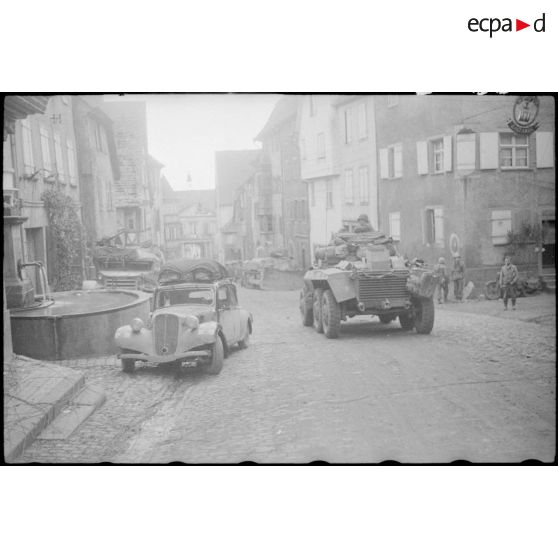Automitrailleuse dans une rue de Riquewihr (Haut-Rhin). [description provisoire]