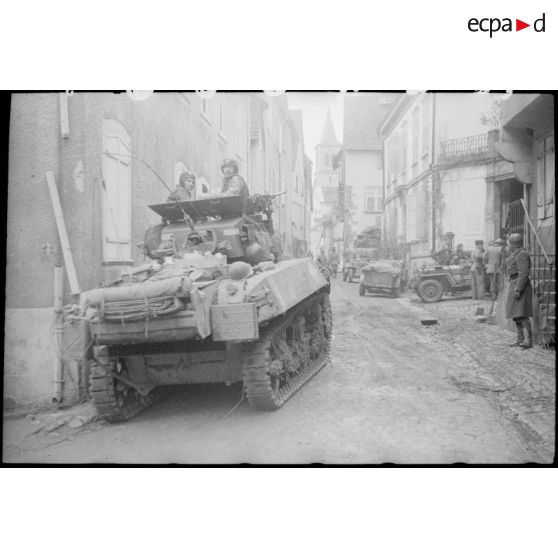 Un char léger M3 A3  Stuart (1re DB) dans une rue de Riquewhir (Haut-Rhin). [description provisoire]