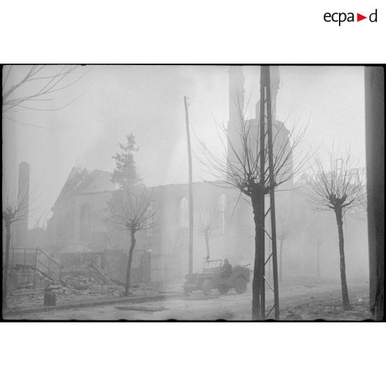 Eglise en ruine à Rhinau (Bas-Rhin) ; la ville a été bombardée par des tirs de mortier allemand le 27 décembre 1944. [description provisoire]
