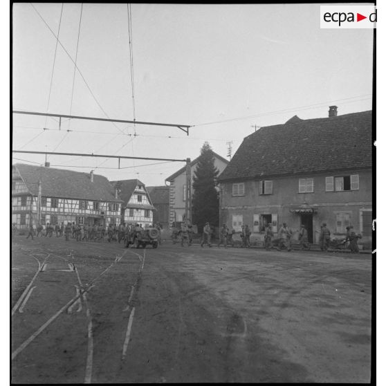Relève des troupes de la 2e DB (Division blindée) à Boofzheim (Bas-Rhin). [description provisoire]