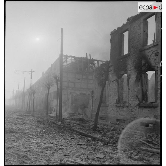 Rhinau (Bas-Rhin) est en proie aux flammes et en ruine, le village alsacien ayant été bombardé par les Allemands entre le 10 et le 22 décembre 1944. [description provisoire]