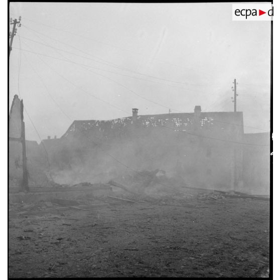 Rhinau (Bas-Rhin) est en proie aux flammes et en ruine, le village alsacien ayant été bombardé par les Allemands entre le 10 et le 22 décembre 1944. [description provisoire]