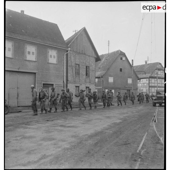 Relève des troupes de la 2e DB (Division blindée) à Boofzheim (Bas-Rhin). [description provisoire]