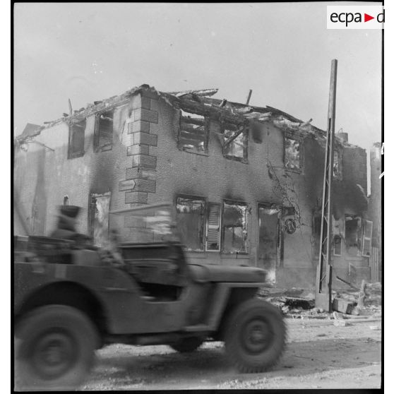 Rhinau (Bas-Rhin) est en proie aux flammes et en ruine, le village alsacien ayant été bombardé par les Allemands entre le 10 et le 22 décembre 1944. [description provisoire]