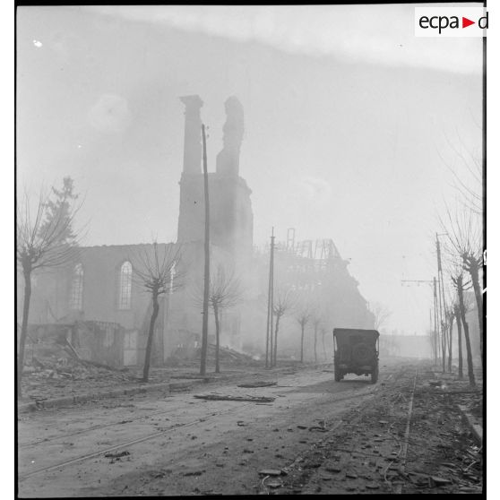 Rhinau (Bas-Rhin) est en ruine, le village alsacien ayant été bombardé par les Allemands entre le 10 et le 22 décembre 1944. Une église a été durement touchée. [description provisoire]