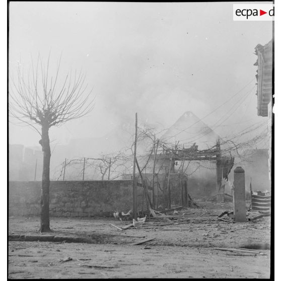 Rhinau (Bas-Rhin) est en proie aux flammes et en ruine, le village alsacien ayant été bombardé par les Allemands entre le 10 et le 22 décembre 1944. [description provisoire]