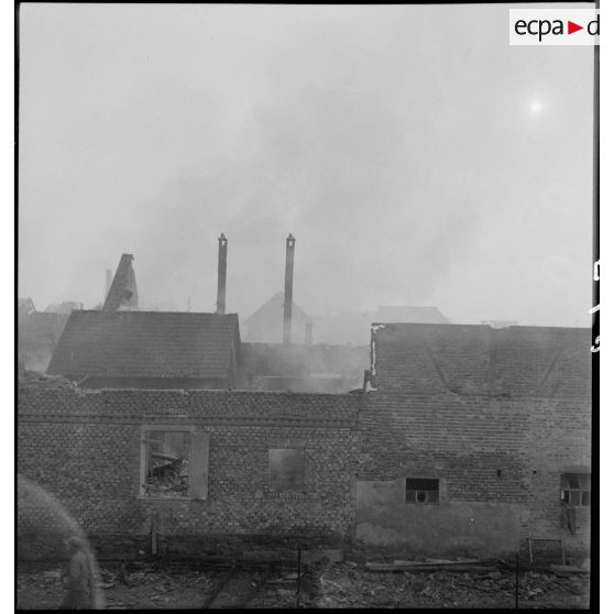 Rhinau (Bas-Rhin) est en proie aux flammes et en ruine, le village alsacien ayant été bombardé par les Allemands entre le 10 et le 22 décembre 1944. [description provisoire]