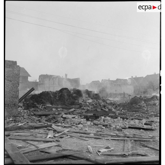 Rhinau (Bas-Rhin) est en proie aux flammes et en ruine, le village alsacien ayant été bombardé par les Allemands entre le 10 et le 22 décembre 1944. [description provisoire]