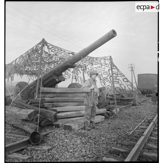 Canon de 155 mm Gun d'une unité d'artillerie coloniale près de Limersheim (Bas-Rhin). [description provisoire]