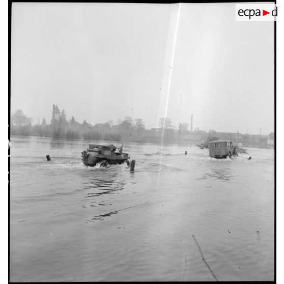 Un véhicule amphibie allemand récupéré par la 32e batterie du 64e RADB, régiment d'artillerie de la 2e Division blindée, aux abords de l'Ill. [description provisoire]