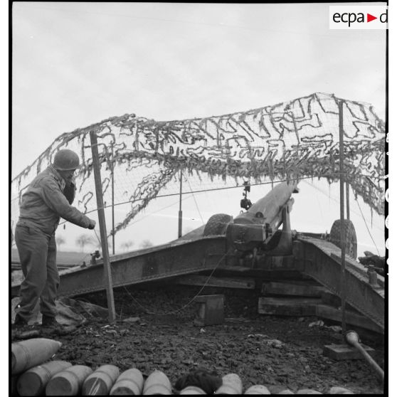 Un artilleur commande le tir du canon de 155 mm Gun implanté par le 1er groupe du 3e RAC (Régiment d'artillerie coloniale) près de Limersheim (Bas-Rhin). [description provisoire]