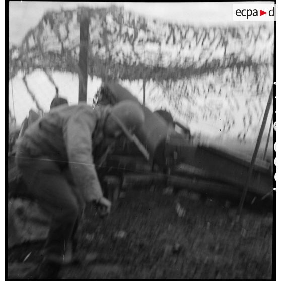 Un artilleur commande le tir du canon de 155 mm Gun implanté par le 1er groupe du 3e RAC (Régiment d'artillerie coloniale) près de Limersheim (Bas-Rhin). [description provisoire]