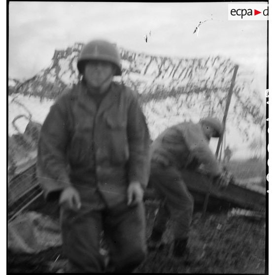 Un artilleur commande le tir du canon de 155 mm Gun implanté par le 1er groupe du 3e RAC (Régiment d'artillerie coloniale) près de Limersheim (Bas-Rhin). [description provisoire]