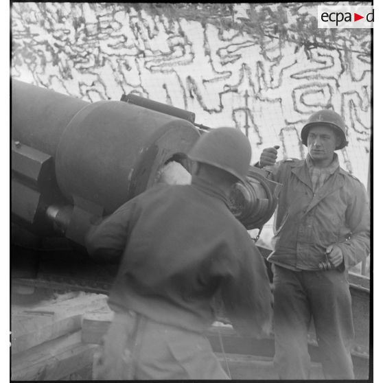 Artilleurs du 1er groupe du 3e RAC (Régiment d'artillerie coloniale) servant un canon de 155 mm Gun implanté près de Limersheim (Bas-Rhin). [description provisoire]