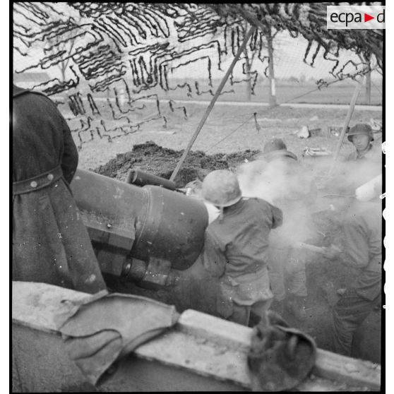 Artilleurs du 1er groupe du 3e RAC (Régiment d'artillerie coloniale) servant un canon de 155 mm Gun implanté près de Limersheim (Bas-Rhin). [description provisoire]
