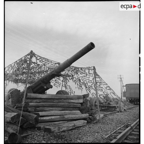 Artilleurs du 1er groupe du 3e RAC (Régiment d'artillerie coloniale) implantant une batterie d'artillerie près de Limersheim (Bas-Rhin). [description provisoire]