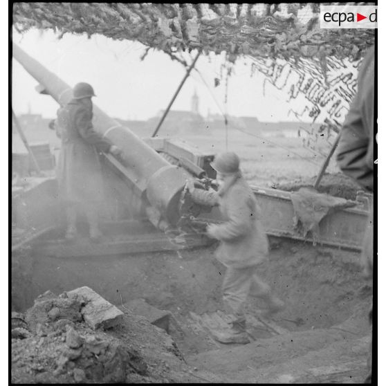 Artilleurs du 1er groupe du 3e RAC (Régiment d'artillerie coloniale) servant un canon de 155 mm Gun implanté près de Limersheim (Bas-Rhin). [description provisoire]