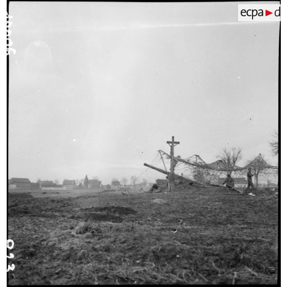 Canon de 155 mm Gun implanté par le 1er groupe du 3e RAC (Régiment d'artillerie coloniale) près de Limersheim (Bas-Rhin) en vue d'exécuter des tirs sur les positions allemandes. [description provisoire]