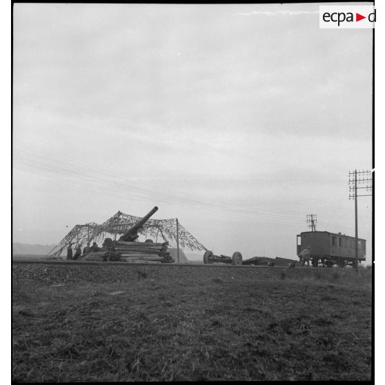 Canon de 155 mm Gun implanté par le 1er groupe du 3e RAC (Régiment d'artillerie coloniale) près de Limersheim (Bas-Rhin) en vue d'exécuter des tirs sur les positions allemandes. [description provisoire]