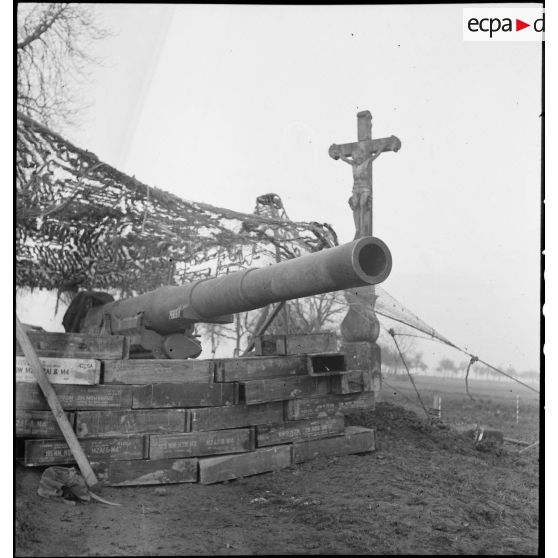 Artilleurs du 1er groupe du 3e RAC (Régiment d'artillerie coloniale) implantant une batterie d'artillerie près de Limersheim (Bas-Rhin). [description provisoire]