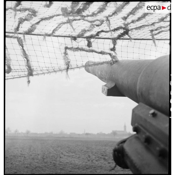 Un canon de 155 mm Gun a été implanté par le 1er groupe du 3e RAC (Régiment d'artillerie coloniale) près de Limersheim (Bas-Rhin) en vue d'exécuter des tirs sur les positions allemandes. [description provisoire]