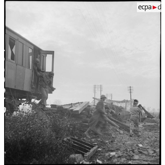 Des artilleurs du 1er groupe du 3e RAC (Régiment d'artillerie coloniale) s'élancent pour exécuter des tirs depuis leur pièce d'artillerie implantée près de Limersheim (Bas-Rhin). [description provisoire]